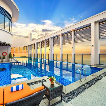 Luxury Apartment - Rooftop Swimming Pool - Beach Front - Hinata Apartment Дананг Екстер'єр фото