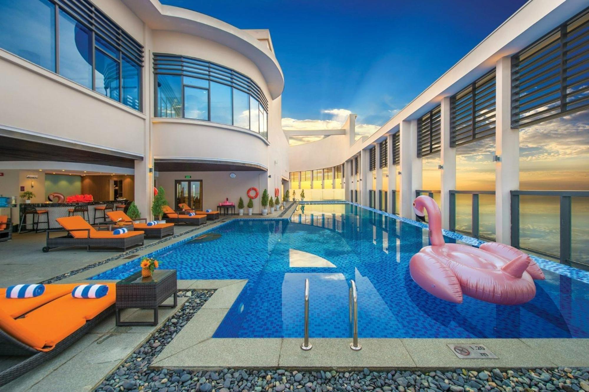 Luxury Apartment - Rooftop Swimming Pool - Beach Front - Hinata Apartment Дананг Екстер'єр фото