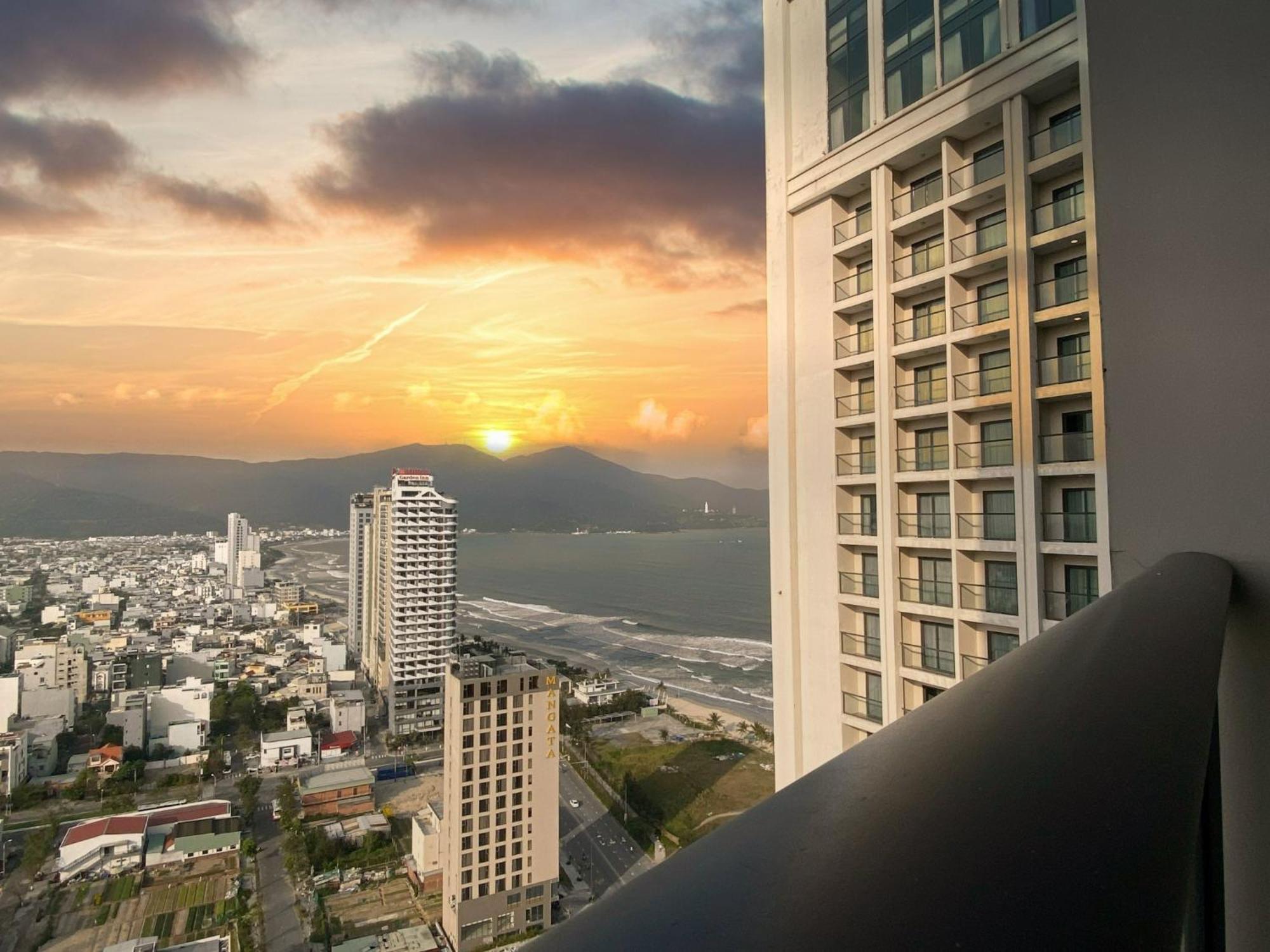 Luxury Apartment - Rooftop Swimming Pool - Beach Front - Hinata Apartment Дананг Екстер'єр фото