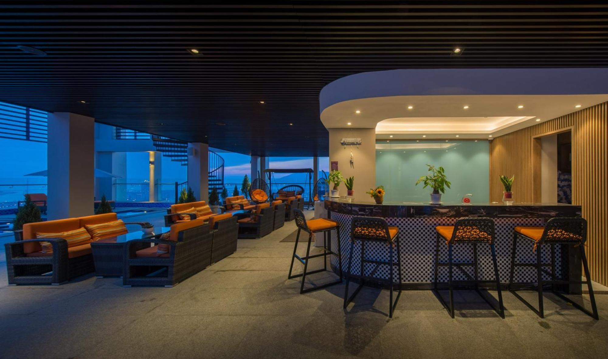 Luxury Apartment - Rooftop Swimming Pool - Beach Front - Hinata Apartment Дананг Екстер'єр фото
