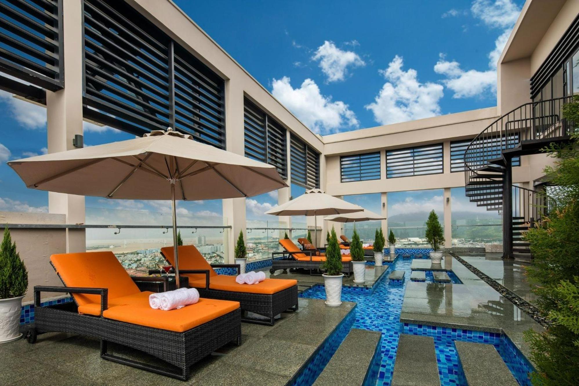 Luxury Apartment - Rooftop Swimming Pool - Beach Front - Hinata Apartment Дананг Екстер'єр фото