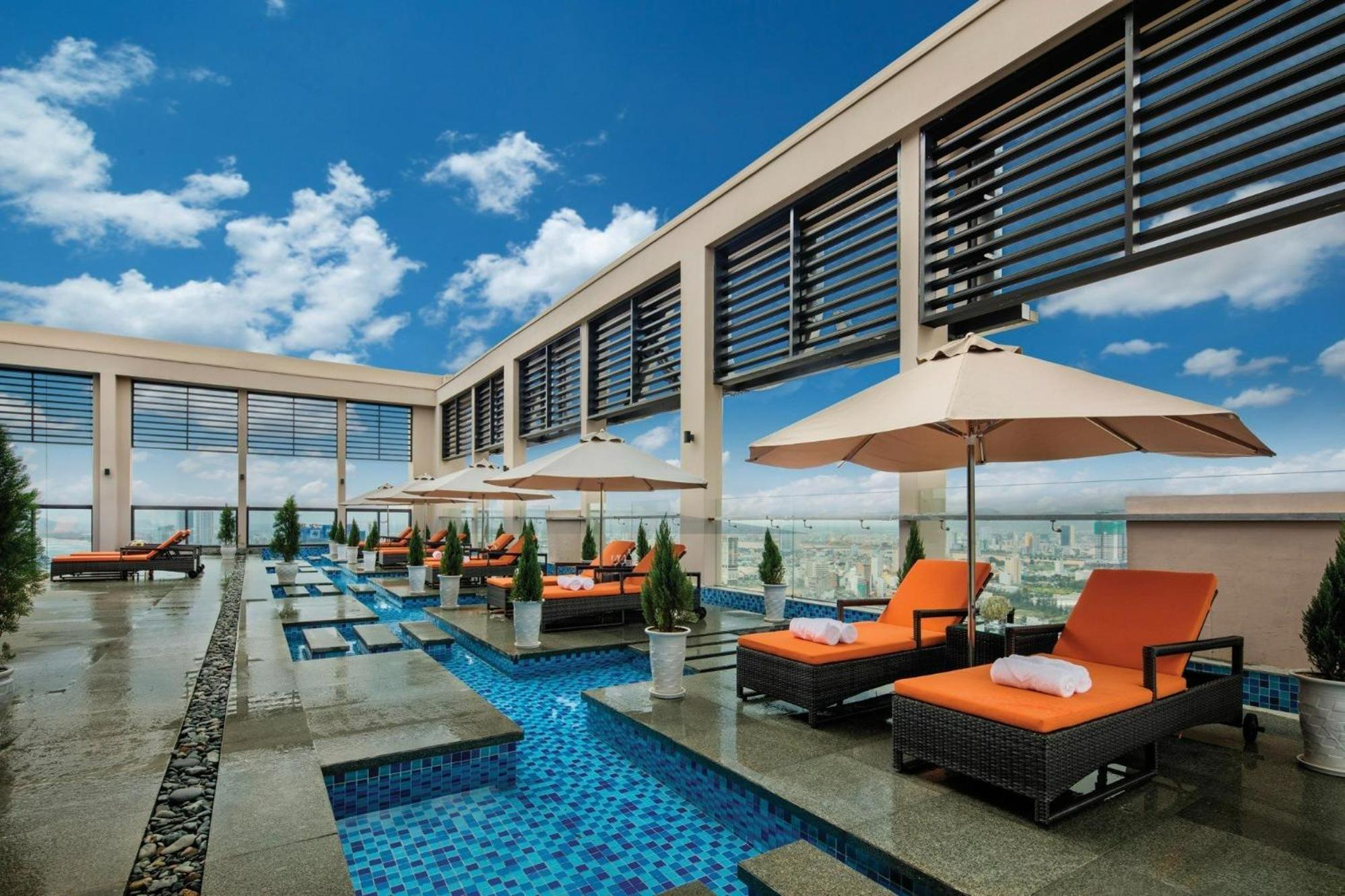 Luxury Apartment - Rooftop Swimming Pool - Beach Front - Hinata Apartment Дананг Екстер'єр фото