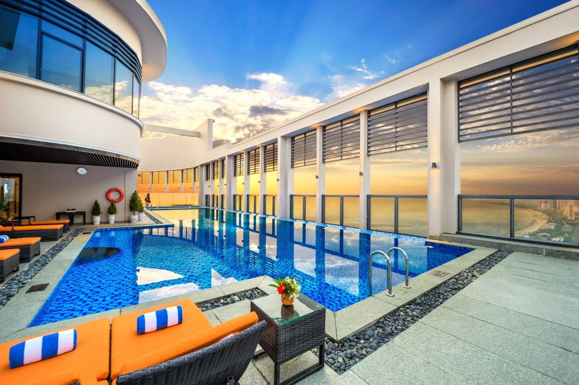 Luxury Apartment - Rooftop Swimming Pool - Beach Front - Hinata Apartment Дананг Екстер'єр фото