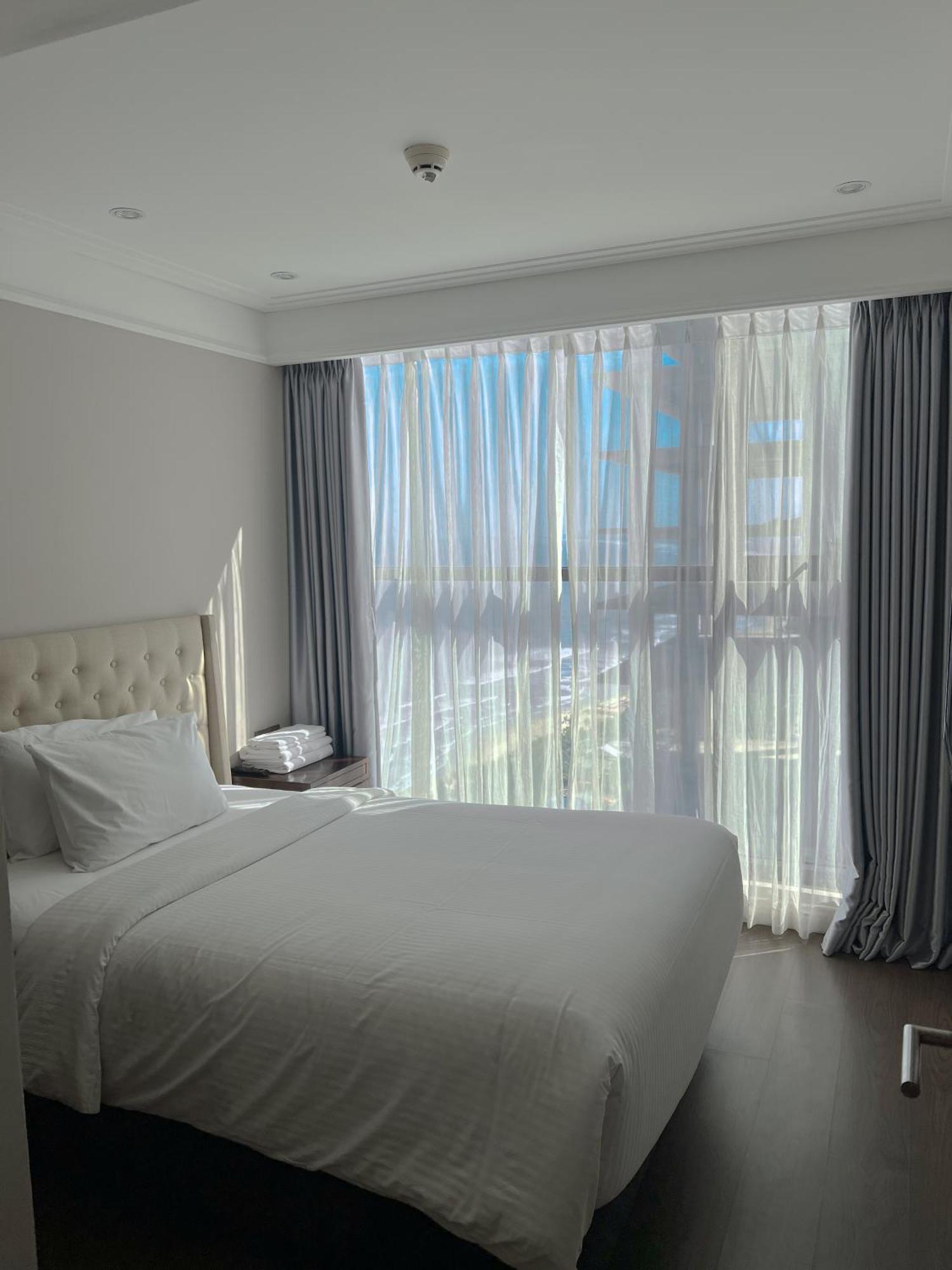 Luxury Apartment - Rooftop Swimming Pool - Beach Front - Hinata Apartment Дананг Екстер'єр фото