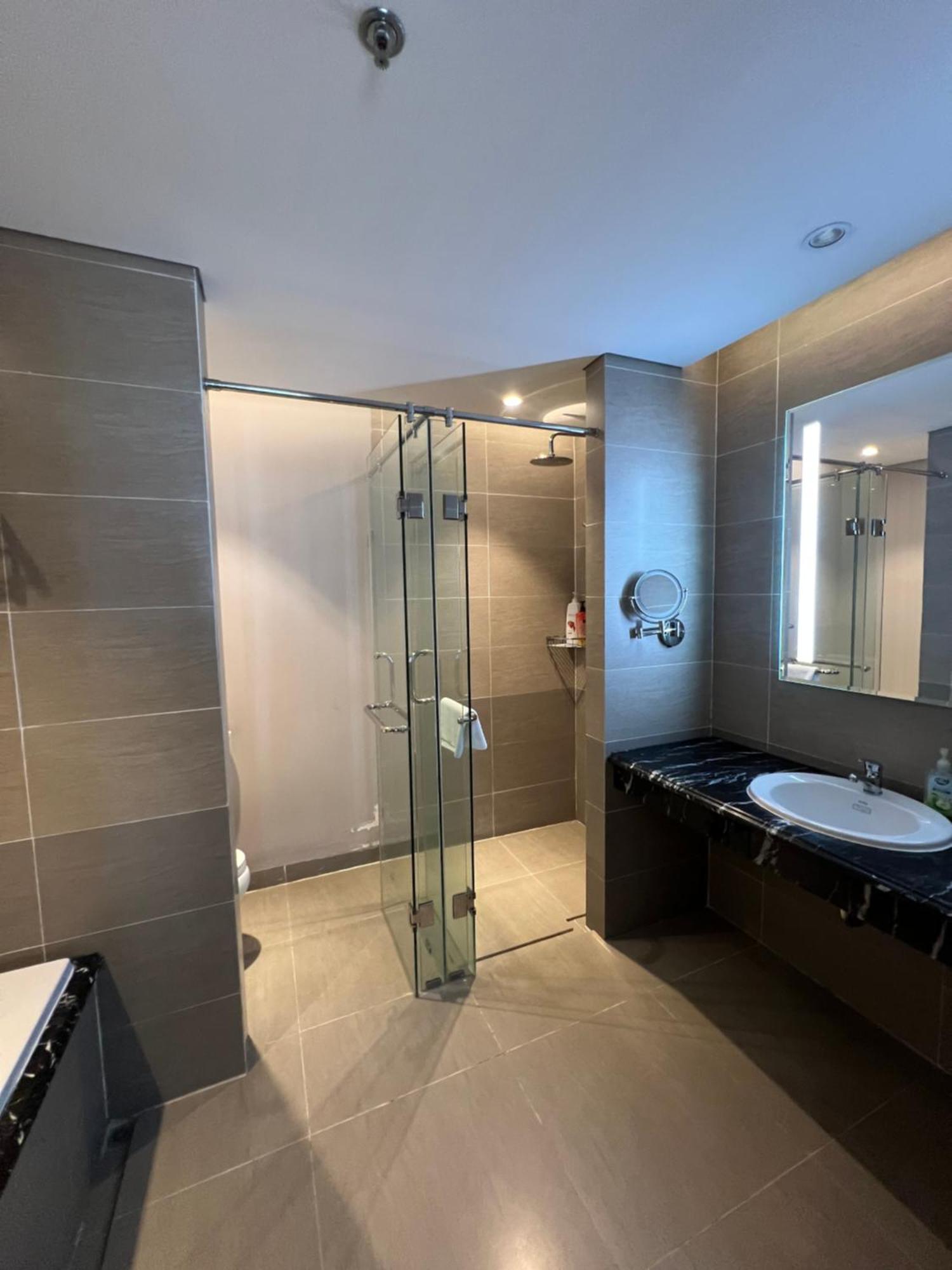 Luxury Apartment - Rooftop Swimming Pool - Beach Front - Hinata Apartment Дананг Екстер'єр фото